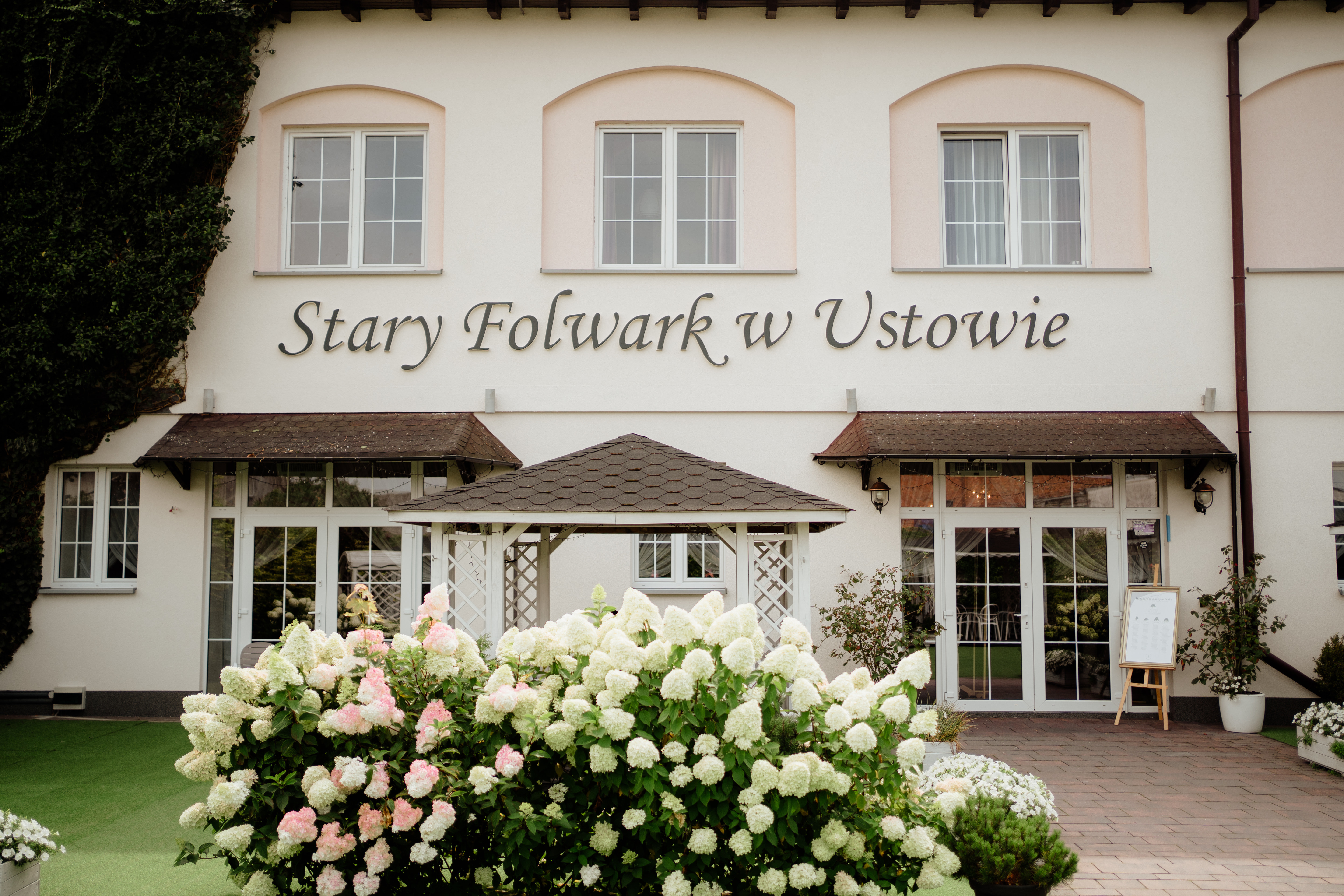 Sala weselna Stary Folwark w Ustowie — eleganckie wnętrze z oświetleniem